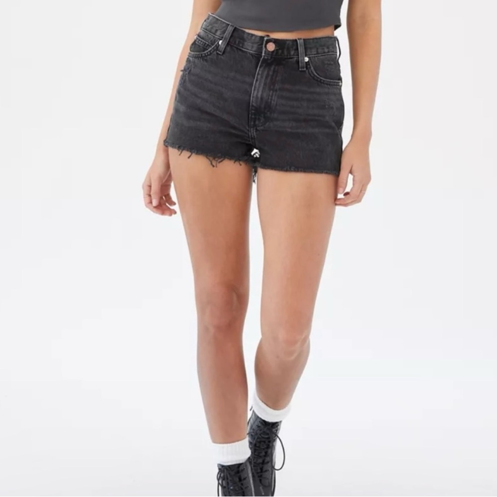 Girlfriend High-Waisted Denim Short - Washed Black Urban Outfitters